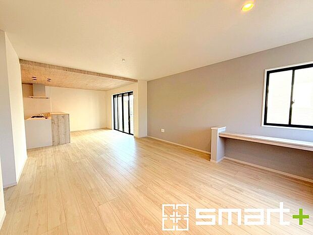 〜余裕の空間が広がるＬＤＫ〜 ・23.7帖あるＬＤＫはご家族団らんのお時間を余裕の広さで演出してくれます。 ・ご内覧の際は家具の配置などもイメージしながらご覧くださいませ。