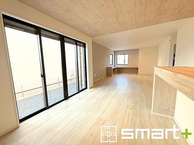 〜穏やかな陽の入るＬＤＫ〜 ・大きな窓のあるＬＤＫは陽当りも良好で明るい空間となっております。 ・ご家族団らんなど過ごす時間の多いＬＤＫが明るいのは嬉しいポイントですね。