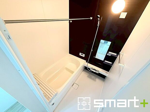 〜浴室乾燥機付きの浴室〜 ・浴室には乾燥機が付いているので雨の日でも洗濯物を干すことが可能です。 ・水はけの良い床材など機能面も充実。マイクロバルなどオプションもご相談くださいませ。 