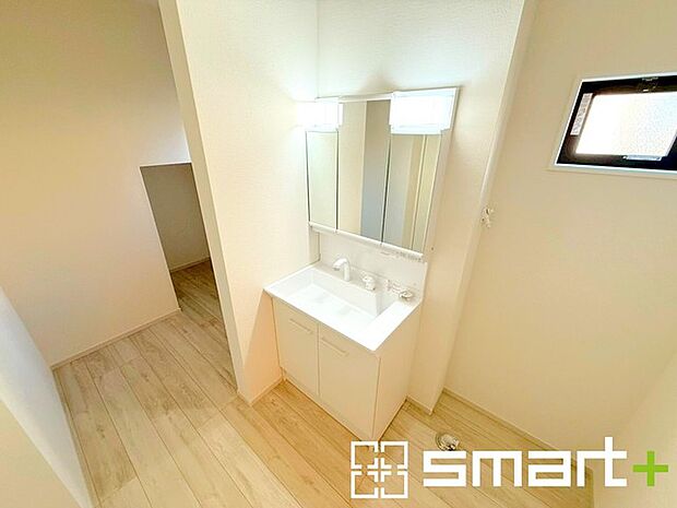 〜収納も充実の洗面所〜 ・洗面所にはリネンスペースを設ける事でタオルや洗剤などの置場にも困りません。 ・意外とリネンスペースがある物件は少ないので、ぜひ現地でその魅力をご確認ください。 