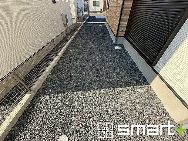 〜お庭もある余裕の敷地〜 ・広々した敷地にはお庭もご用意。お庭があるだけで余裕を感じますね。 ・防草シートや人工芝の敷設などのオプションもお気軽にご相談くださいませ。 