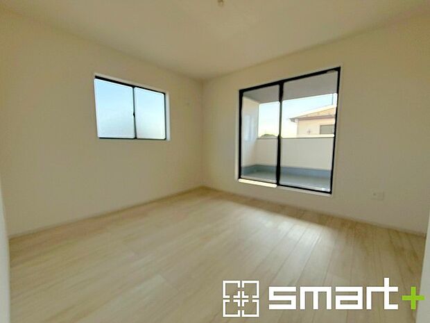 〜バルコニーに面した洋室〜 ・バルコニー側の大きな窓から穏やかな陽が差し込む明るい洋室はウォークインクローゼット付。 ・ゆとりある広さでご夫婦やご兄弟でもゆったりお過ごしいただけます。