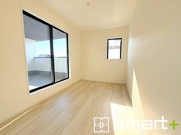 〜明るく暖かな光が差し込む洋室〜 ・大きな窓からたっぷりの光が舞い込み、お部屋全体を優しく包み込んでくれます。 ・収納付きなので整理整頓しやすく、生活空間が広がりますね。