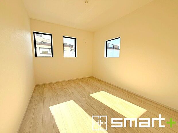 〜2面採光の明るいお部屋〜 ・洋室は2面採光とする事で穏やかな陽の入る明るい空間となっております。 ・くつろぎのプライベート時間を明るい空間で穏やかにお過ごしいただけます。 