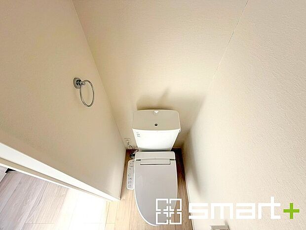 〜やはり便利なタンク式トイレ〜 ・最近はタンクレストイレもございますが、タンク式の場合は停電時もお水を流すことが可能。 ・故障時なども比較的費用が安くなるなど、メリットが多くなります。 