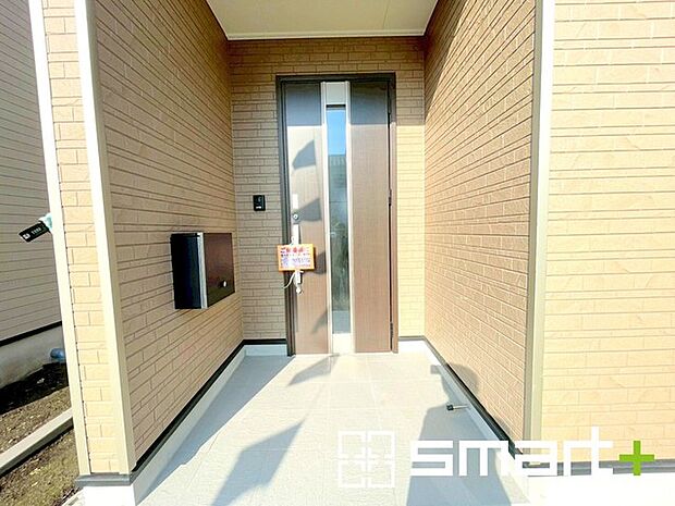 〜お住まいの顔「玄関」〜 ・玄関ドアの上にはもちろん軒がございますので、雨の日でも濡れずに鍵の開閉が可能です。 ・鍵は防犯性に優れたディンプルキーを採用。