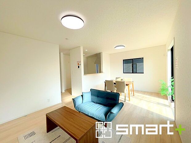 〜ナチュラルな色彩のLDK〜 ・自然な風合いの色味で纏められたLDKは家具のコーディネートもしやすくなっております。 ・どんなインテリアにするか、考えるだけでも楽しくなりますね。