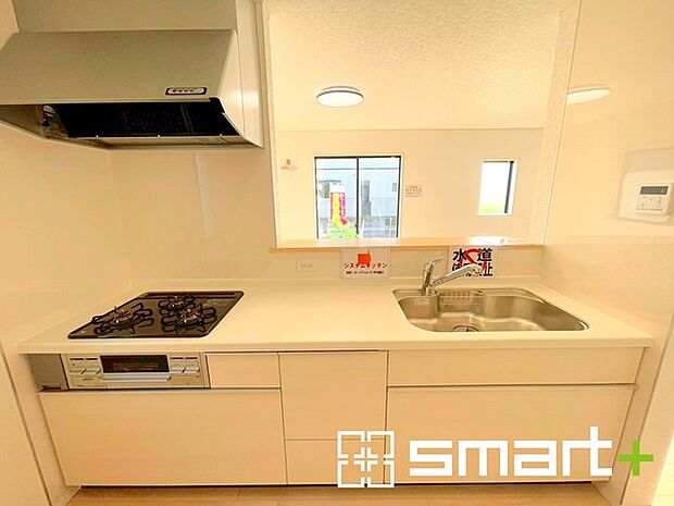 〜人気のカウンターキッチン〜 ・キッチンは人気のカウンタータイプを採用。「ご家族の顔が見える」造りです。 ・汚れの付きづらい天板、水はけの良いシンクなど機能面でも充実の仕様。