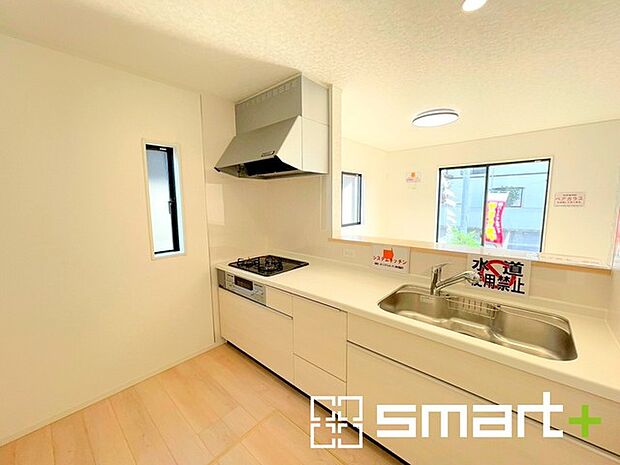 〜使い勝手の良いシステムキッチン〜 ・料理がしやすい設計のキッチンでお料理もはかどりますね。 ・もちろんキッチン下部は収納になっておりますので、フライパンなども収納可能です。