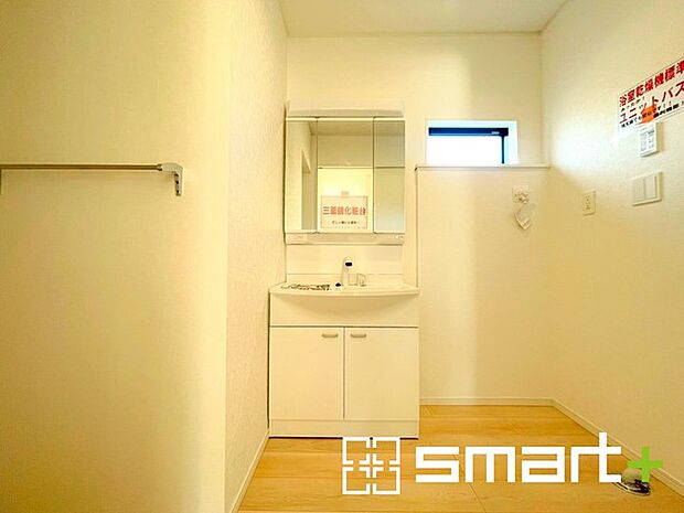 〜収納も充実の洗面台〜 ・洗面台は鏡の両側に物を置くスペースがございますので、整髪料や歯ブラシなどもスッキリと片付け可能。 ・洗面台下のパイプスペースにも洗剤などをご収納いただけます。