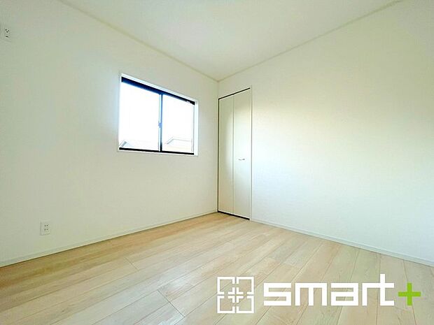 〜広々した「サービスルーム」をご用意〜 ・本来の用途である収納としてはもちろん、テレワークスペースとしてもご利用可能な納戸をご用意。 ・広さの感覚など、ぜひ現地でご体感くださいませ。