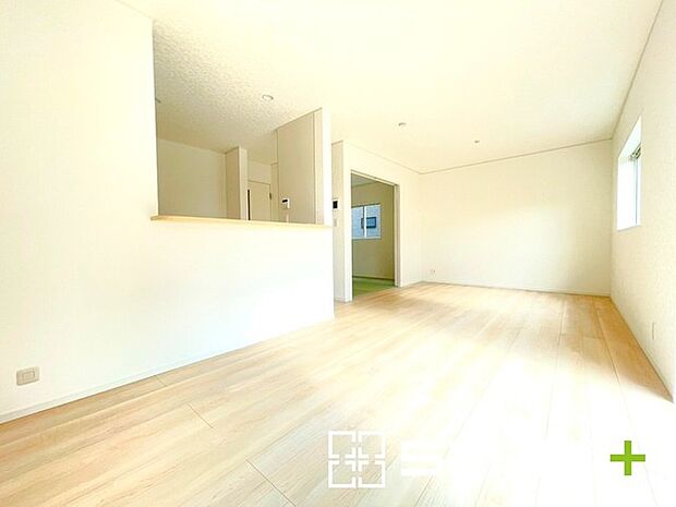 ~ナチュラルな色彩のLDK~ ・自然な風合いの色味で纏められたLDKは家具のコーディネートもしやすくなっております。 ・どんなインテリアにするか、考えるだけでも楽しくなりますね。