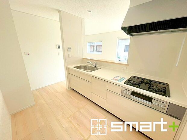 ~使い勝手の良いシステムキッチン~ ・料理がしやすい設計のキッチンでお料理もはかどりますね。 ・もちろんキッチン下部は収納になっておりますので、フライパンなども収納可能です。