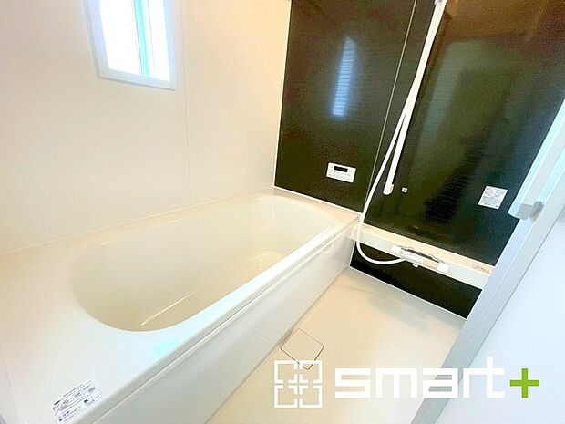 ~浴室乾燥機付きの浴室~ ・浴室には乾燥機が付いているので雨の日でも洗濯物を干すことが可能です。 ・水はけの良い床材など機能面も充実。マイクロバルなどオプションもご相談くださいませ。