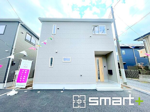 ~ベタ基礎でしっかりとした土台~ ・コンクリートの中に鉄筋を配し強度を高めた「ベタ基礎」を採用。 ・しっかりとした土台を造ったうえで、その上に建物が築造されていきます。