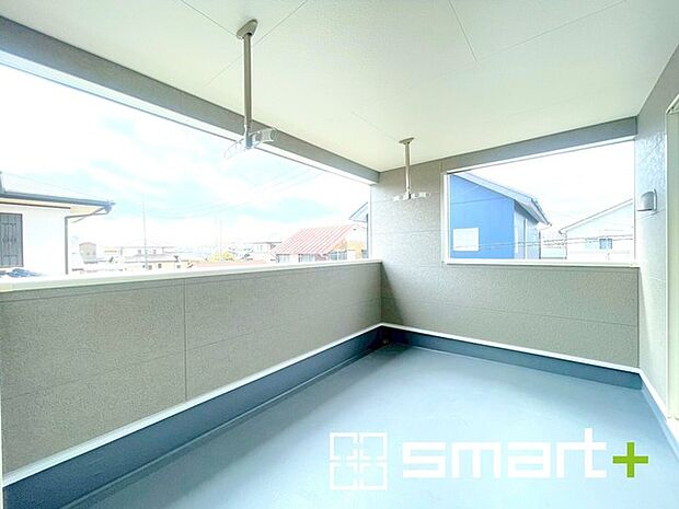 ~奥行きのあるバルコニーを採用~ ・お客様から意外にご要望が多い「バルコニーの奥行き」。 ・奥行きのあるバルコニーを採用しておりますので、洗濯物も干しやすい造りです。