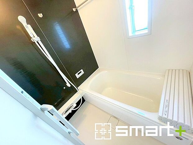 〜浴室乾燥機付きの浴室〜 ・浴室には乾燥機が付いているので雨の日でも洗濯物を干すことが可能です。 ・水はけの良い床材など機能面も充実。マイクロバルなどオプションもご相談くださいませ。 