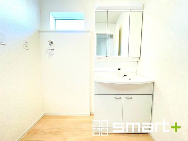 〜人気の三面鏡を採用〜 ・洗面台は三面鏡仕様なので鏡の角度を変える事で頭の後ろの方までご確認可能です。 ・鏡の裏が収納になっておりますので、洗面台周りもスッキリと片付きます。 