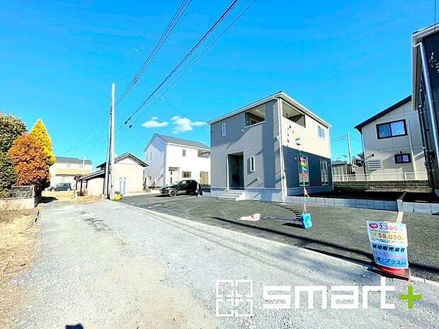 〜閑静な住宅街の立地〜 ・周辺は閑静な住宅街となっておりますので、静かな暮らしをご実現いただけます。 ・前面道路の交通量も多くないので、小さなお子様がいるご家庭でもご安心ですね。 