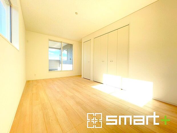 〜2面採光の明るいお部屋〜 ・洋室は2面採光とする事で穏やかな陽の入る明るい空間となっております。 ・くつろぎのプライベート時間を明るい空間で穏やかにお過ごしいただけます。 