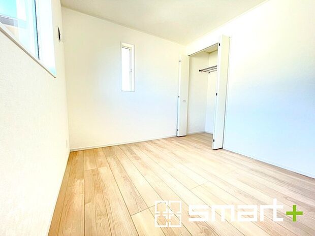 〜収納豊富な洋室〜 ・各居室に備え付けの収納をご用意。タンスなどを置く場合と比べ出っ張らないので部屋の中を有効のご活用いただけます。 ・収納の広さなどぜひ現地でご確認くださいませ。 