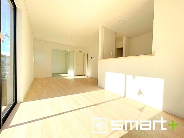 〜穏やかな陽の入るＬＤＫ〜 ・大きな窓のあるＬＤＫは陽当りも良好で明るい空間となっております。 ・ご家族団らんなど過ごす時間の多いＬＤＫが明るいのは嬉しいポイントですね。 