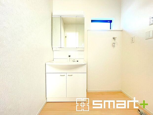 〜人気の三面鏡を採用〜 ・洗面台は三面鏡仕様なので鏡の角度を変える事で頭の後ろの方までご確認可能です。 ・鏡の裏が収納になっておりますので、洗面台周りもスッキリと片付きます。 