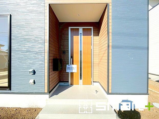 ~お住まいの顔「玄関」~ ・玄関ドアの上にはもちろん軒がございますので、雨の日でも濡れずに鍵の開閉が可能です。 ・鍵は防犯性に優れたディンプルキーを採用。