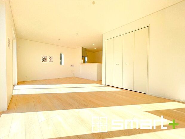 ~ナチュラルな色彩のLDK~ ・自然な風合いの色味で纏められたLDKは家具のコーディネートもしやすくなっております。 ・どんなインテリアにするか、考えるだけでも楽しくなりますね。