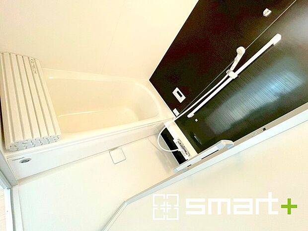 〜暖房乾燥機付きの浴室〜 ・ヒートショック対策にもなる浴室暖房を標準装備。冬場でも暖かくしてからご入浴が可能です。 ・もちろん乾燥機も付いておりますので、雨の日でも洗濯物を干せますよ。 