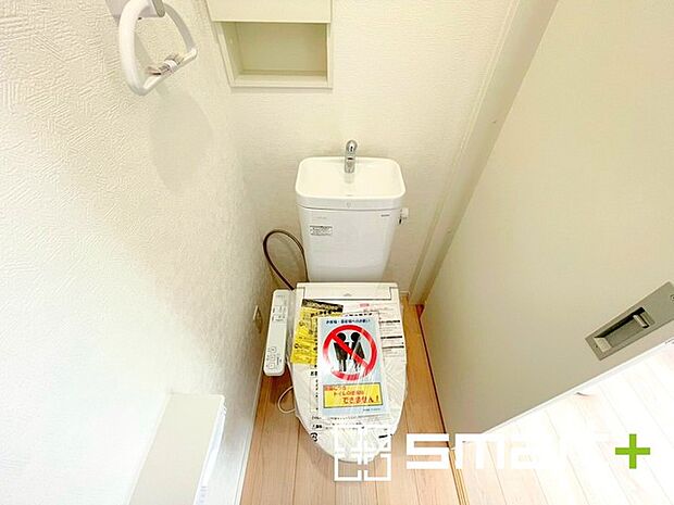 ~やはり便利なタンク式トイレ~ ・最近はタンクレストイレもございますが、タンク式の場合は停電時もお水を流すことが可能。 ・故障時なども比較的費用が安くなるなど、メリットが多くなります。