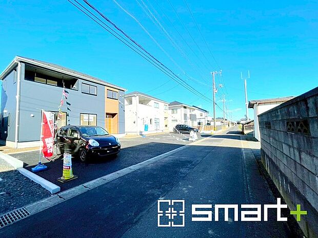 〜十分な広さのある前面道路〜 ・前面道路は約4ｍございますので、お車でのすれ違いも可能で余計なストレスがかかりません。 ・日々お車での移動が多い方には大切なポイントですね。 