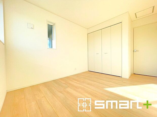 ~2面採光の明るいお部屋~ ・洋室は2面採光とする事で穏やかな陽の入る明るい空間となっております。 ・くつろぎのプライベート時間を明るい空間で穏やかにお過ごしいただけます。