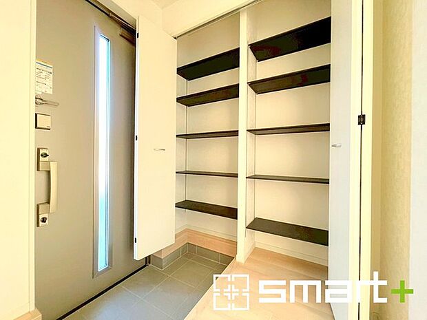 〜十分な容量のシューズボックス〜 ・備え付けのシューズボックスは充分な容量を確保。 