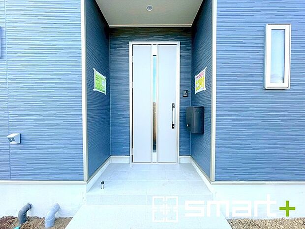 〜お住まいの顔「玄関」〜 ・玄関ドアの上にはもちろん軒がございますので、雨の日でも濡れずに鍵の開閉が可能です。 ・鍵は防犯性に優れたディンプルキーを採用。 