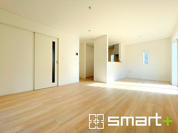 〜ナチュラルな色彩のＬＤＫ〜 ・自然な風合いの色味で纏められたＬＤＫは家具のコーディネートもしやすくなっております。 ・どんなインテリアにするか、考えるだけでも楽しくなりますね。 