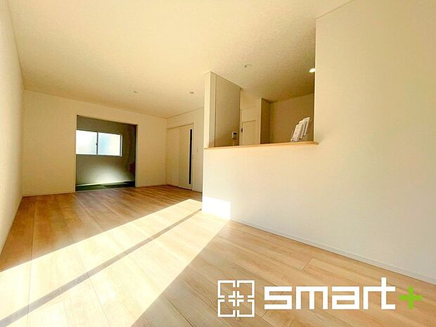 〜穏やかな陽の入るLDK〜 ・大きな窓のあるLDKは陽当りも良好で明るい空間となっております。 ・ご家族団らんなど過ごす時間の多いLDKが明るいのは嬉しいポイントですね。