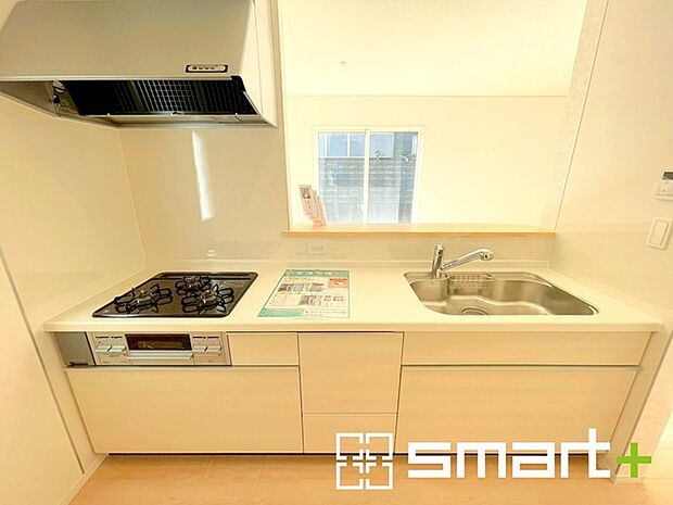 〜人気のカウンターキッチン〜 ・キッチンは人気のカウンタータイプを採用。「ご家族の顔が見える」造りです。 ・汚れの付きづらい天板、水はけの良いシンクなど機能面でも充実の仕様。 