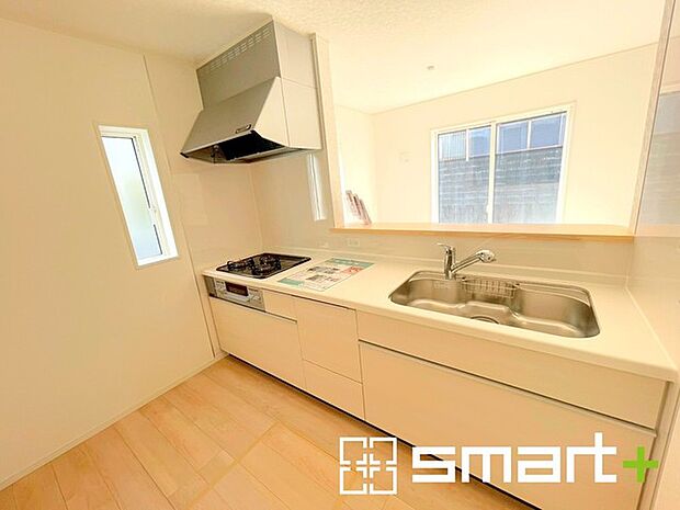 〜使い勝手の良いシステムキッチン〜 ・料理がしやすい設計のキッチンでお料理もはかどりますね。 ・もちろんキッチン下部は収納になっておりますので、フライパンなども収納可能です。 