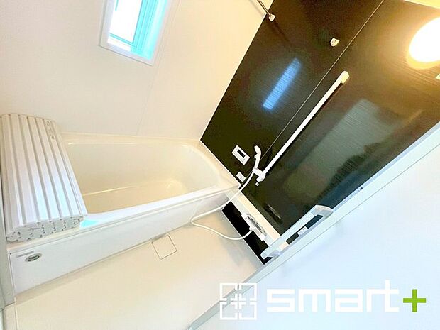 〜浴室乾燥機付きの浴室〜 ・浴室には乾燥機が付いているので雨の日でも洗濯物を干すことが可能です。 ・水はけの良い床材など機能面も充実。マイクロバルなどオプションもご相談くださいませ。