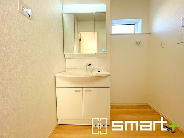 〜人気の三面鏡を採用〜 ・洗面台は三面鏡仕様なので鏡の角度を変える事で頭の後ろの方までご確認可能です。 ・鏡の裏が収納になっておりますので、洗面台周りもスッキリと片付きます。 