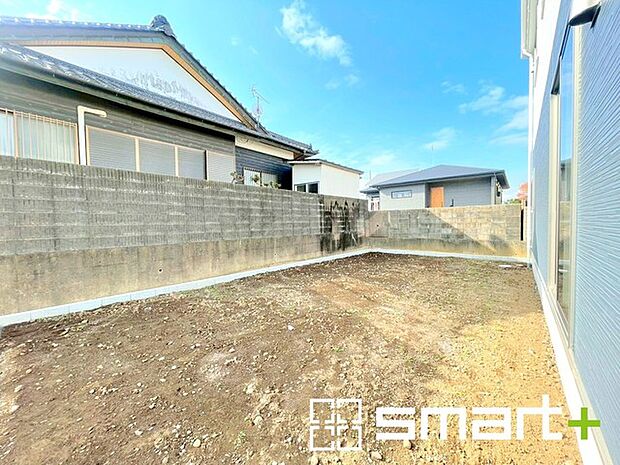 ~お庭もある余裕の敷地~ ・広々した敷地にはお庭もご用意。お庭があるだけで余裕を感じますね。 ・防草シートや人工芝の敷設などのオプションもお気軽にご相談くださいませ。