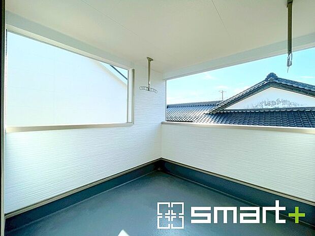 ~屋根付きのバルコニー~ ・バルコニーは屋根付きなので急な雨でも安心です。 ・奥行きもあるので洗濯物が干しやすいのも嬉しいポイントですね。