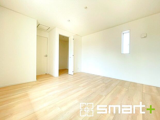 〜自然な風合いの洋室〜 ・ナチュラルな色彩で纏められた洋室は家具のコーディネートもしやすくなっております。 ・どんな家具にするか考えるだけでも楽しくなってきますね。