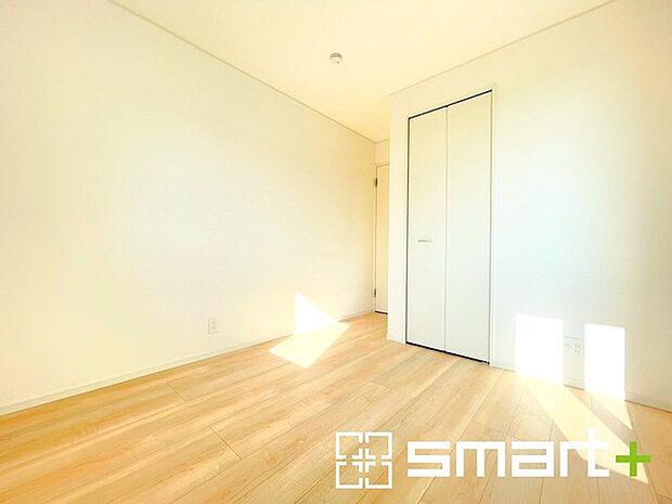 〜2面採光の明るいお部屋〜 ・洋室は2面採光とする事で穏やかな陽の入る明るい空間となっております。 ・くつろぎのプライベート時間を明るい空間で穏やかにお過ごしいただけます。 