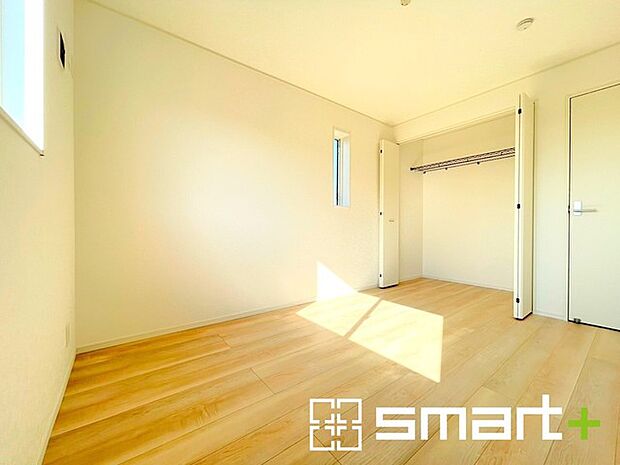 〜収納豊富な洋室〜 ・各居室に備え付けの収納をご用意。タンスなどを置く場合と比べ出っ張らないので部屋の中を有効のご活用いただけます。 ・収納の広さなどぜひ現地でご確認くださいませ。 