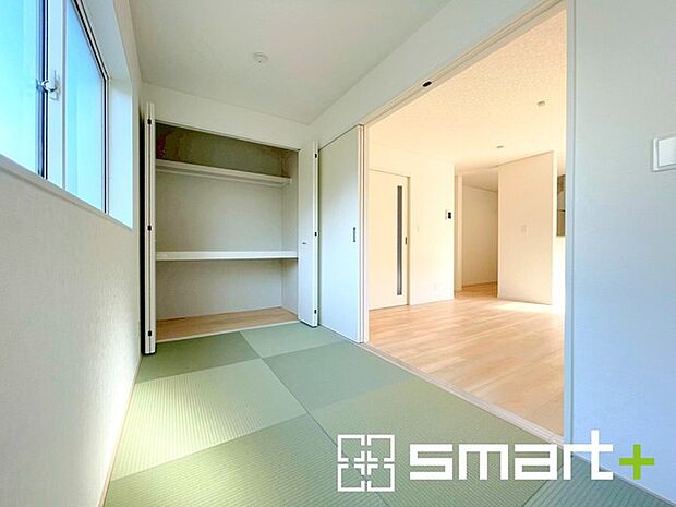 ~「和みの部屋」和室をご用意~ ・ゴロンと寝転がったり、お子様のいるご家庭ではお子様を寝かしつけたり、などご活用いただける和室をご用意。 ・やはり畳の香りは心が落ち着きますね。