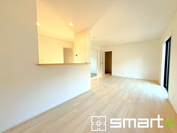 〜穏やかな陽の入るＬＤＫ〜 ・大きな窓のあるＬＤＫは陽当りも良好で明るい空間となっております。 ・ご家族団らんなど過ごす時間の多いＬＤＫが明るいのは嬉しいポイントですね。 