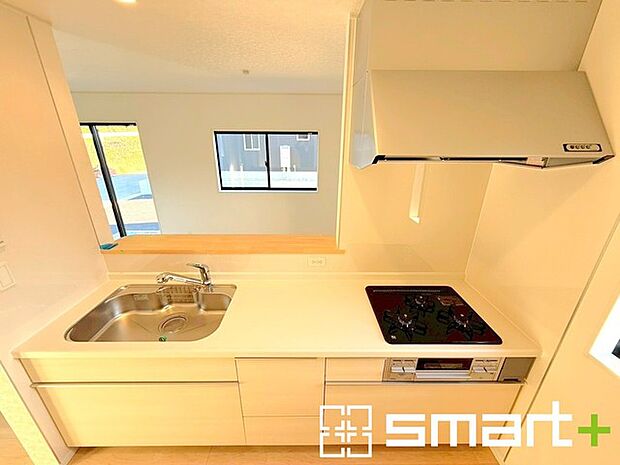 〜人気のカウンターキッチン〜 ・キッチンは人気のカウンタータイプを採用。「ご家族の顔が見える」造りです。 ・蛇口に浄水器が内蔵されているなど機能面でも優れた仕様です。 