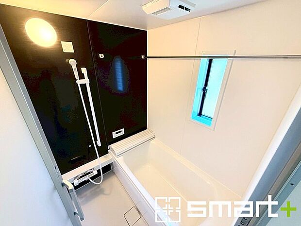 〜暖房乾燥機付きの浴室〜 ・ヒートショック対策にもなる浴室暖房を標準装備。冬場でも暖かくしてからご入浴が可能です。 ・もちろん乾燥機も付いておりますので、雨の日でも洗濯物を干せますよ。 